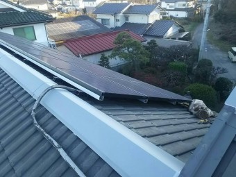 グレー色の新しいガルバリウム板金を施工