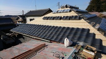 新規瓦材ルーガを葺き始めました