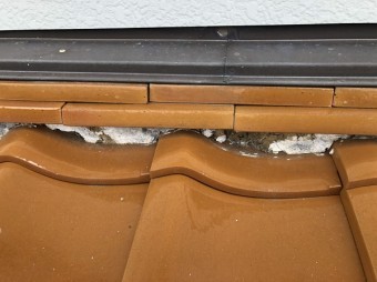 漆喰がぼろぼろ剝がれた瓦
