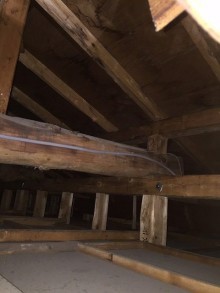 屋根裏から見た屋根材下の野地板の雨染み一枚目