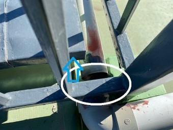 外れた這い樋と笠木板金部
