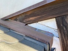 壁漆喰の破損部に緩衝する水切り板金