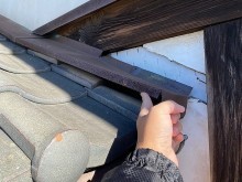 水切り板金の留め具が錆びて指一本で持ち上がる