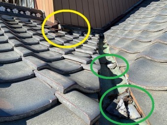 玄関東側の谷板金に脱落した漆喰