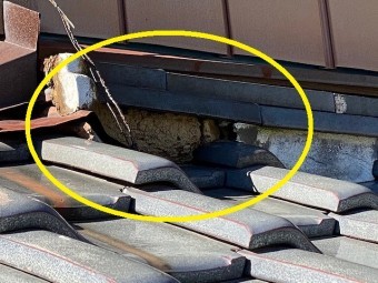 葺き止め漆喰が剥離し葺き土が割れを起こしている
