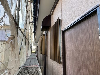 1階北面の塗布部分を西側から撮影