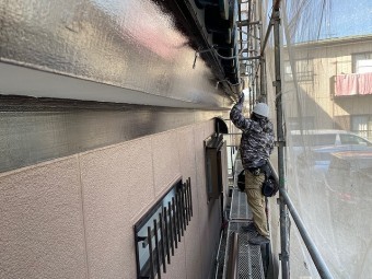 新しい軒樋をスライドさせ繋ぎ場所を確認する職人