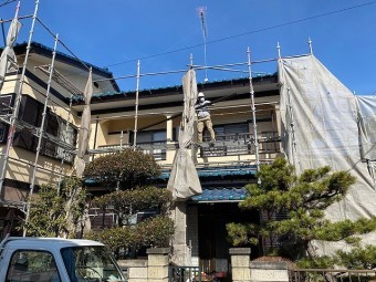 2階南面の軒樋を運んでいる職人