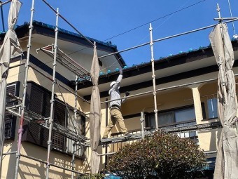 2階南面の軒樋を取り付けている職人
