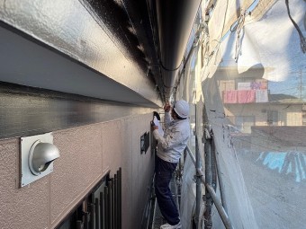 塗装色の分け目がしっかり分かれているかを確認するお客様担当