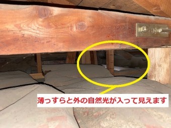 屋根裏から自然光が射している