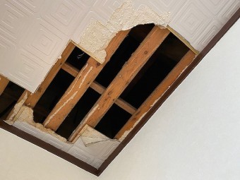天井材に雨漏りし脱落しそうだったので撤去したボード部分