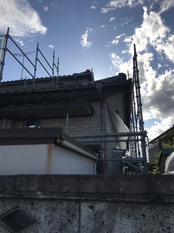 いぶし雨樋を取り付け終わった遠めの撮影画像
