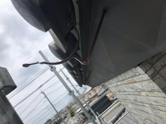 銅製の支持金具はピカピカ