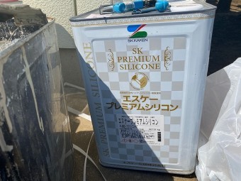 ひたちなか市の現場で使用するエスケープレミアムシリコンの一斗缶