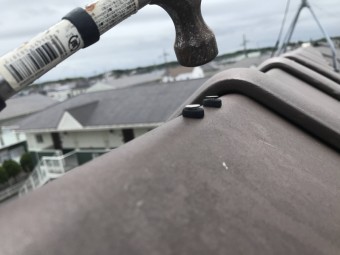 平板瓦の棟釘浮きをハンマーでたたく