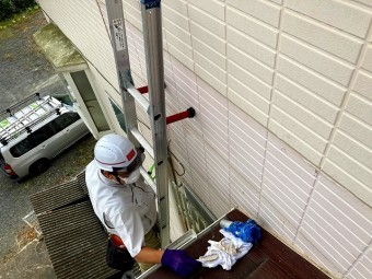 雨水が浸入する横目地にコーキング