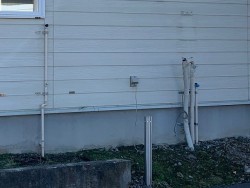 外のガス供給設備と給湯設備が外されている状態