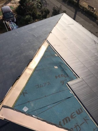 ガルバニュウム屋根材施工スタート
