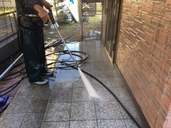 城里町で高圧洗浄機で玄関洗浄中