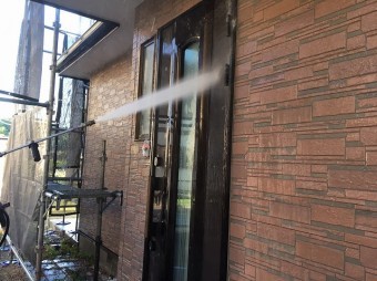 城里町で高圧洗浄機で玄関ドア付近洗浄中