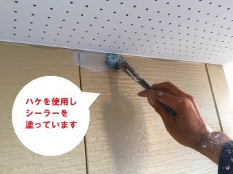 城里町の外壁塗装で使用するSK化研のミラクシーラーエコをハケ塗り