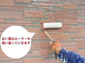 城里町の外壁塗装で使用する日本ペイントのUVプロテクトクリヤをローラーで塗る
