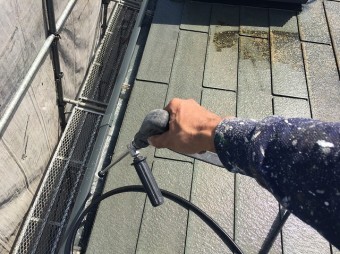 屋根に高圧洗浄を行いながら雨樋にも洗浄をかける
