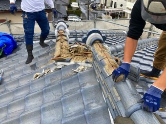 大棟の解体を行っている