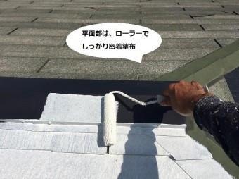 新しく交換した棟板金にシーラーを塗布する職人