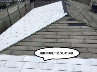 屋根の半分にシーラーを塗布した画像