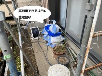 再利用できるようにブルーシートと土嚢を整理整頓