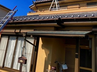 屋根に登り調査を進めます