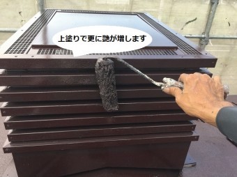 換気煙突へ遮熱塗料の上塗りを行う職人