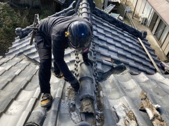 玄関入母屋屋根の主棟の解体に入った職人