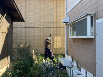 雨樋交換に必要な足場を設置する足場職人