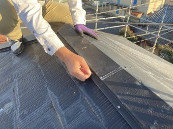 ひたちなか市の現場屋根で棟の釘を手で抜くスタッフ