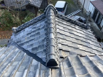 雨漏り改修工事が完了した入母屋玄関屋根風景