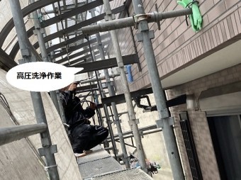 アンチに乗り洗浄作業する塗装職人
