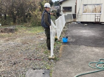 解体した外溝フェンスを外す職人