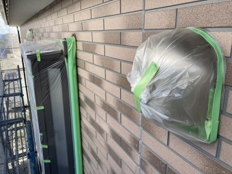 出窓や換気口に養生を施した日立市の塗装現場