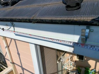 規定の間隔で雨樋金具を取付けます