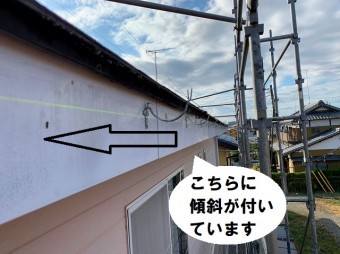 水糸を張り水勾配を確認しながら金具の設置