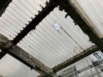 波板に穴が空き雨が垂れてくる