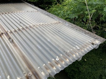 波板の端の部分に欠け