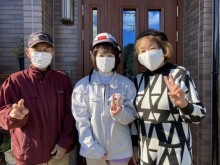 日立市のお客様と担当者が玄関前で撮影