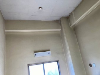 屋上から雨漏りが発生した階段室