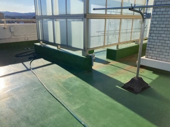所々劣化が見られる屋上防水