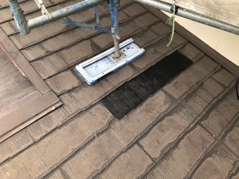 黒のコロニアル材で部分差し替えを行った屋根