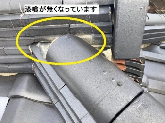 雨棟と降り棟の接合部の漆喰が無くなっている